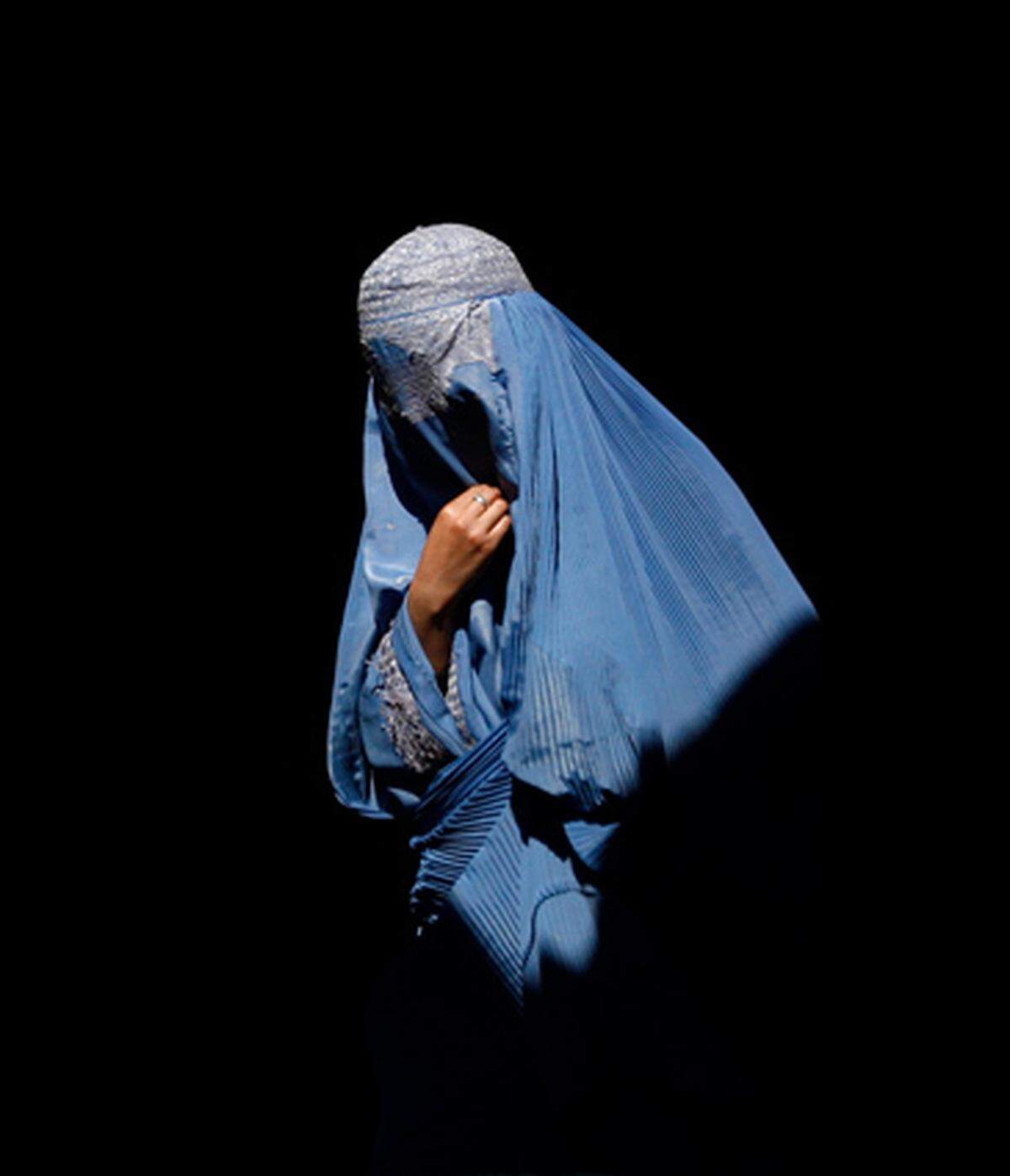 Die Ankündigung der FPÖ, einen Antrag auf ein Burkaverbot im Parlament einbringen zu wollen, hat eine neue Debatte ausgelöst. Bestärkt sieht sich die FPÖ durch ein Urteil des Europäischen Gerichtshofs für Menschenrechte, der das französische Gesetz gegen eine Vollverschleierung in der Öffentlichkeit für zulässig erklärt hatte.Weiter: Hijab, Niqab, Burka - Traditionelle Bekleidungsformen ilsamischer FrauenQuelle: APA