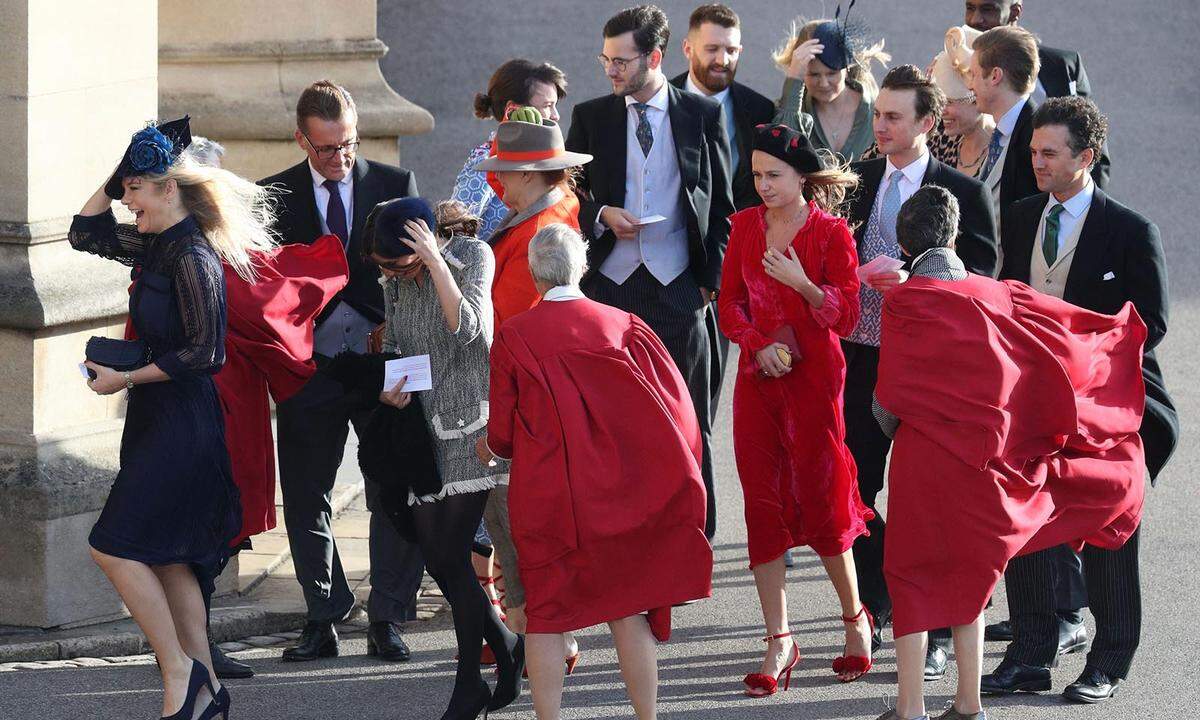 Ein starker Wind machte den Gang zur Kirche für viele weibliche Gäste in Kleidern und Hüten zum Spießrutenlauf - auch für Prinz Harrys Ex-Freundin Chelsy Davy, ganz links im Bild.