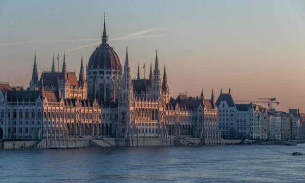 Ein Blick auf das ungarische Parlament.