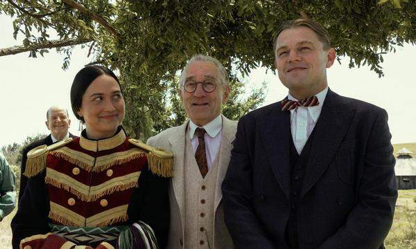 Eine glückliche Familie? Mollie (Lily Gladstone), ihr Mann Ernest (Leo DiCaprio, r.) und ihr vermeintlicher Wohltäter William (Robert De Niro).