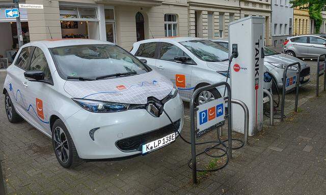 Cambio Carsharing Station Schillplatz Nippes Koeln Nordrhein Westfalen Deutschland *** Cambio c