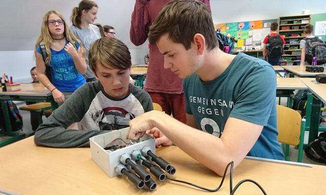 Ein Betreuer des Captor-Projekts (rechts) erklärt dem Schüler der Neuen Mittelschule Hartberg, wie das Gerät bodennahes Ozon messen kann.