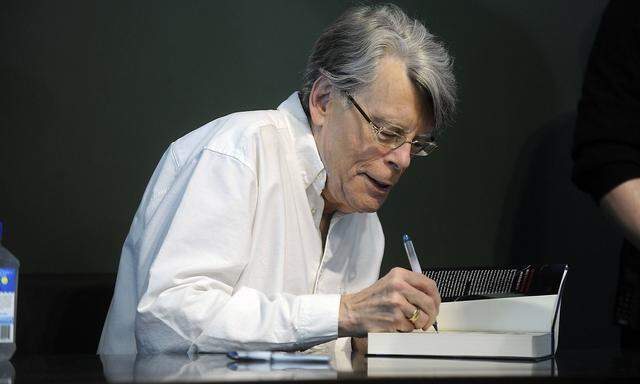 Stephen King signiert seinen Roman Revival bei Barnes & Noble Union Square New York 11 11 2014 Fot