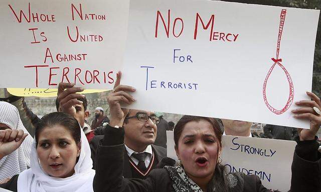 Nach dem Schulmassaker der Taliban fordern Demostranten die Todesstrafe für Terroristen.