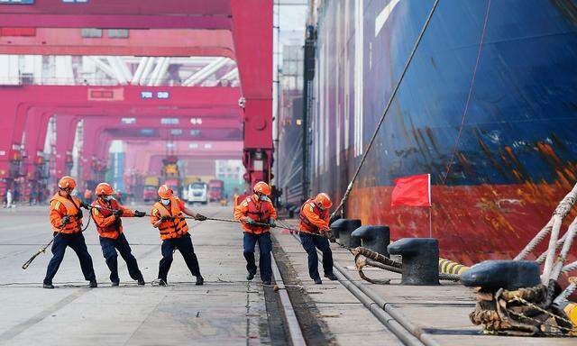 Hafenarbeiter in China: Die Globalisierung, wie wir sie kennen, ist nach Pandemie und Ukraine-Krieg wohl Geschichte.
