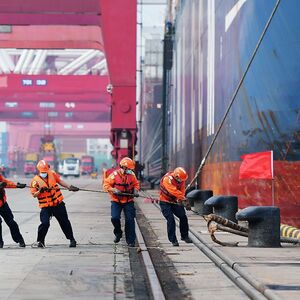 Hafenarbeiter in China: Die Globalisierung, wie wir sie kennen, ist nach Pandemie und Ukraine-Krieg wohl Geschichte.