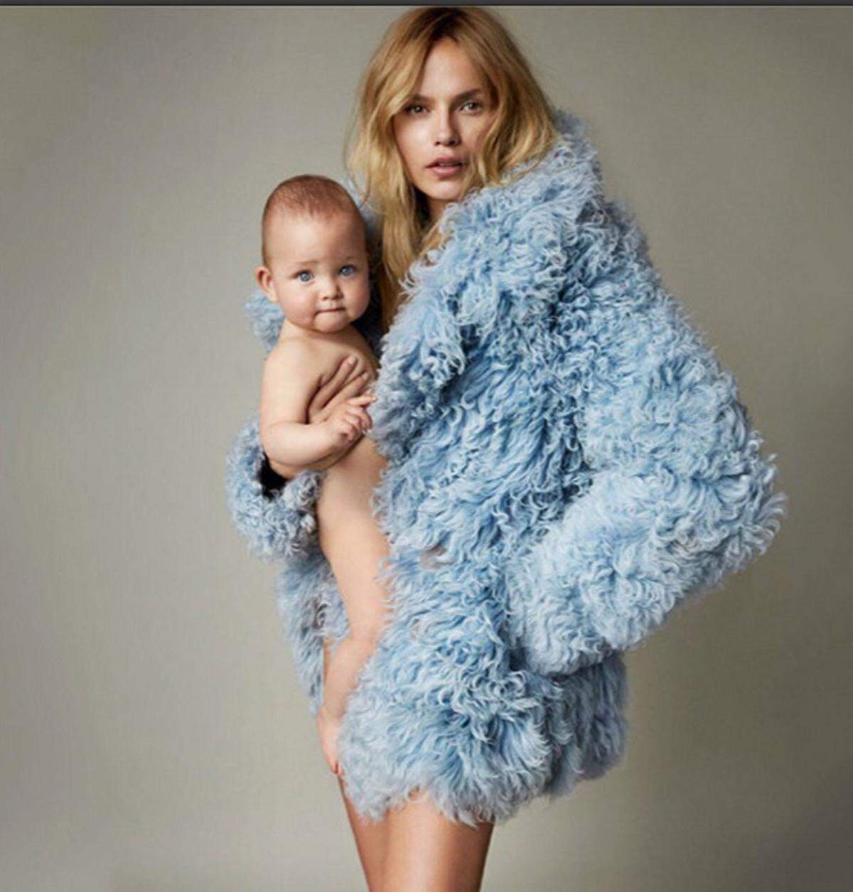"Es ist so eine Ehre am Oktobercover der Vogue Paris mit meiner Tochter Aleksandra zu sein. Vielen Dank an Emmanuelle Alt und Mario Testino für diese tolle Gelegenheit. Dafür, dass sie diesen historischen Moment in unserem Leben eingefangen haben", schrieb das Topmodel auf Instagram.