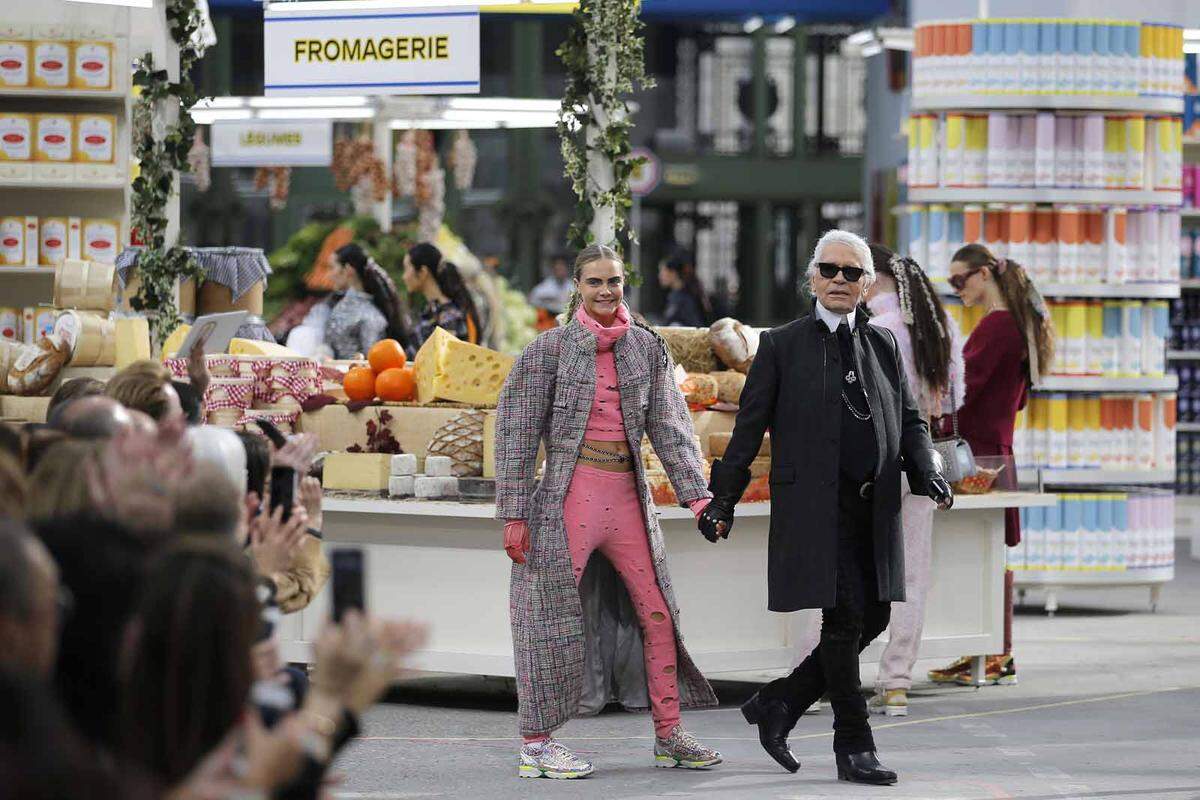 2014 verwandelte er das Grand Palais für seine Ready-to-wear-Linie in einen riesigen Supermarkt.