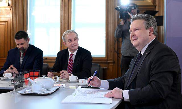 Bürgermeister Michael Ludwig mit Ärztekammerpräsident Johannes Steinhart und Vizepräsident Stefan Ferenci, das Treffen fand am 21. Februar im Rathaus statt.