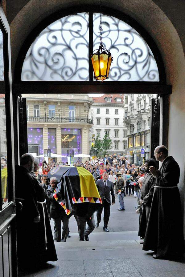 Am Mittwoch wurden die Särge in die Wiener Kapuzinerkirche überführt. Nach der Ankunft gab es ein stilles Gedenken im Kreise der engsten Familie.