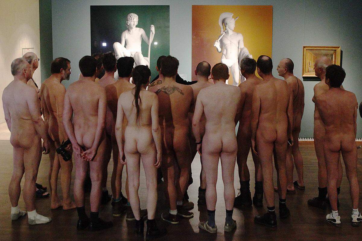 Am diesem Abend konnte man die Schau auch nackt sehen. Man trägt nach wiederholten Nachfragen von Nudisten-Vereinen Rechnung, heißt es aus dem Leopold. Laut Angaben des Museums traten Montagbend rund 300 Personen den Ausstellungsobjekten hüllenlos gegenüber.