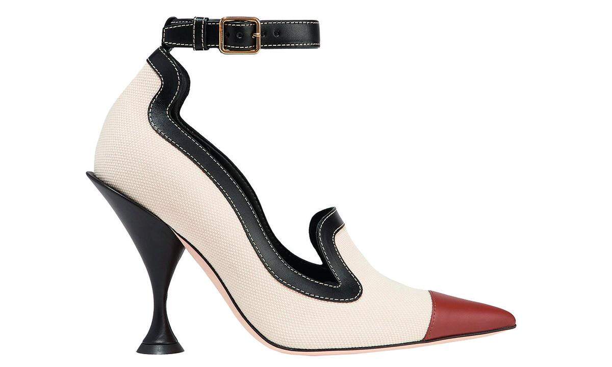 Pumps in Canvas von Burberry, 610 Euro, Kohlmarkt 2, 1010 Wien.