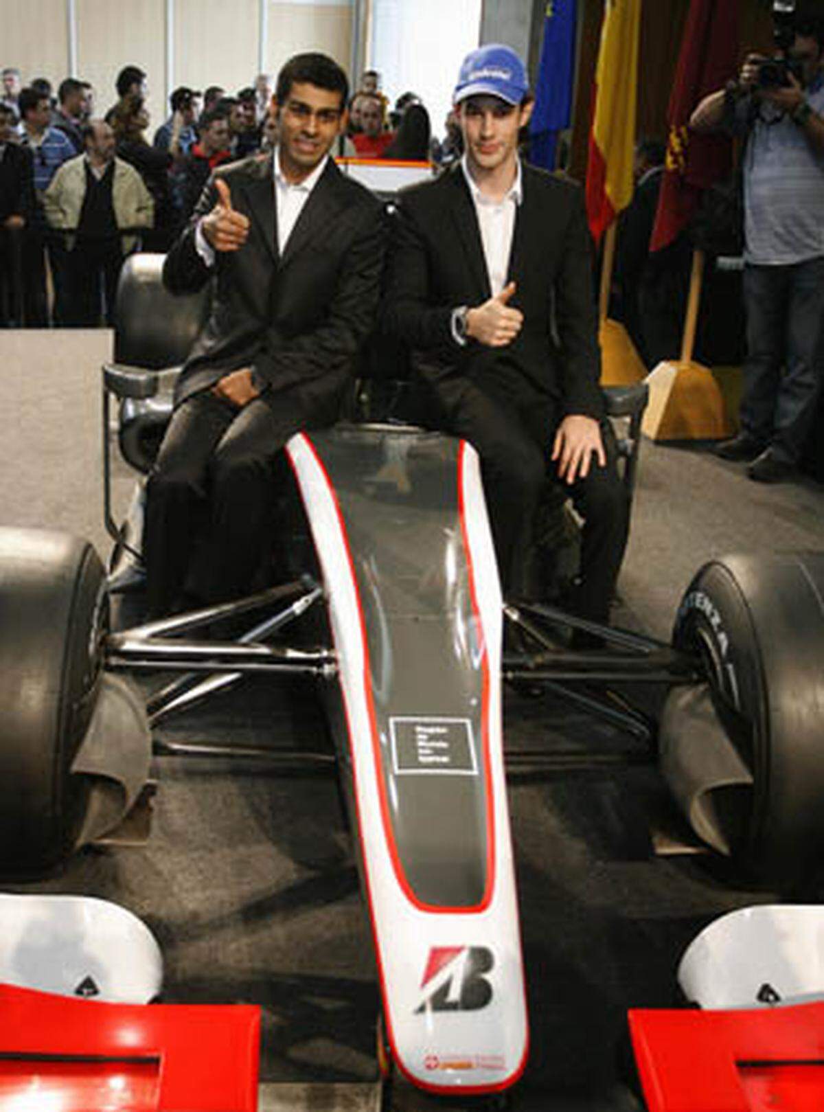 Am 4. März wurde der neue Kollege von Bruno Senna, des Neffen von Legende Ayrton Senna, vorgestellt: Das zweite Cockpit ging an den Inder Karun Chandhok (links), der zuletzt in der GP2-Klasse startete. Am selben Tag zeigte der Rennstall als letztes Team auch gleich sein neues Auto.