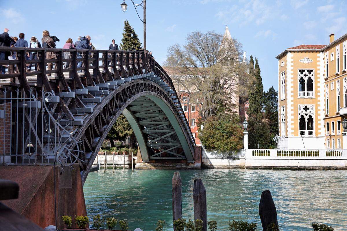 Vermutlich hat Venedig bekanntere Brücken als die Ponte dell'Accademia. Allerdings wird von dort aus gerne der Markusplatz fotografiert, weshalb die Brücke auch als beliebtester Foto-Ort in Venedig in der Statistik auftaucht.