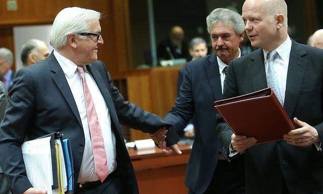 Die EU-Außenminister beraten in Brüssel über neue Sanktionen gegen Russland. Im Bild: Frank-Walter Steinmeier (Deutschland), Jean Asselborn (Luxemburg) und William Hague (Großbritannien).