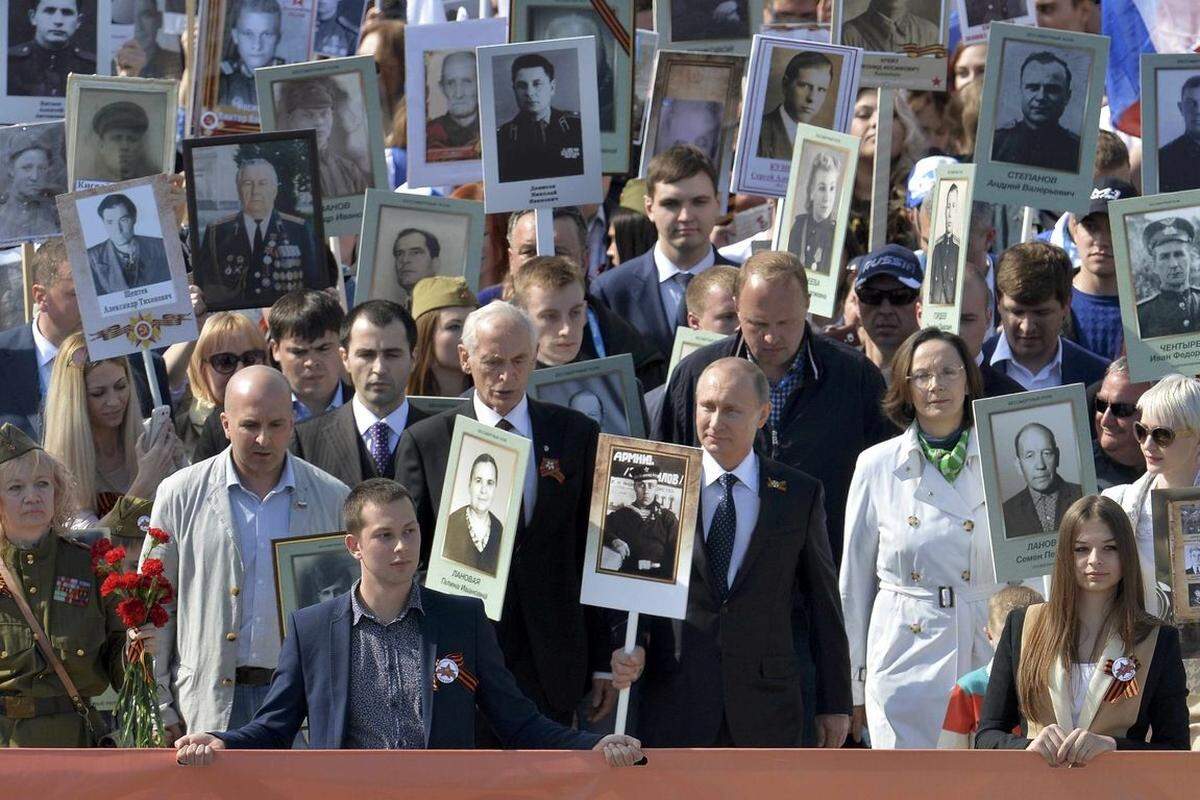 Nach Ende der Militärparade führte Putin überraschend  persönlich einen Marsch im Gedenken an die Kriegsopfer in Moskau an. Mit einem Porträt seines Vaters Wladimir, der im Zweiten Weltkrieg gegen die deutschen Truppen kämpfte, stellte sich Putin an die Spitze der rund 250.000 Menschen, die zum 70. Jahrestag des Siegs über Nazi-Deutschland durch die russische Hauptstadt marschierten.