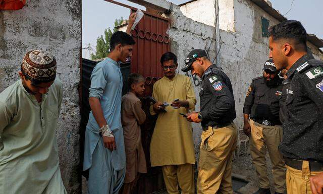 In der Stadt Karachi geht die pakistanische Polizei von Haus zu Haus, um sich illegal im Land befindliche Afghanen ausfindig zu machen. 