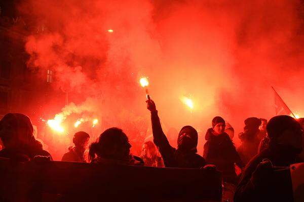 Auf der Demo wurden unterdessen die ersten Bengalischen Feuer gezündet.