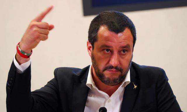 Salvini betreibt seit seiner Ernennung vor fast einem Jahr eine Politik der „geschlossenen Häfen“; dem waren viele Fälle von Bergungseinsätzen durch NGOs im Meer vorangegangen.
