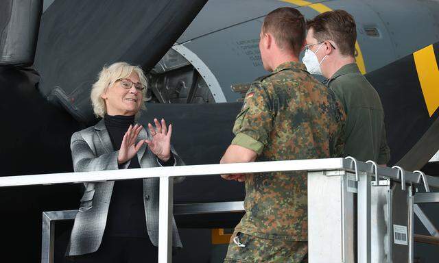 Niedersachsen, Wunstorf, Bundesministerin der Verteidigung, Christine Lambrecht besucht das Lufttransportgeschwader 62 (