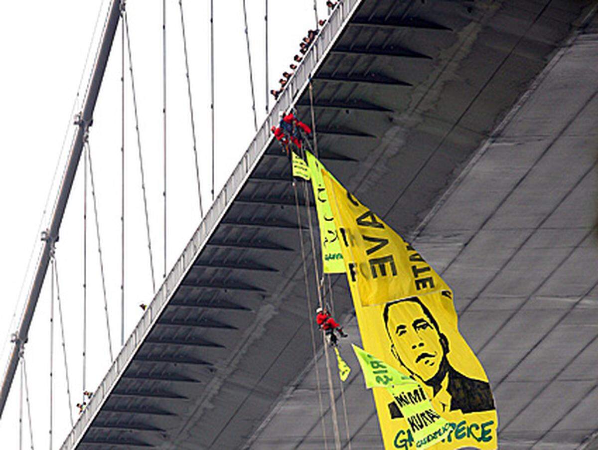 Auch am Bosporus wurde Obama von Protesten begleitet. Während die einen - in diesem Fall Greepeace-Aktivisten - riesige Spruchbänder von Brücken hängen ließen, um mehr Engagement im Klimaschutz zu fordern, ...