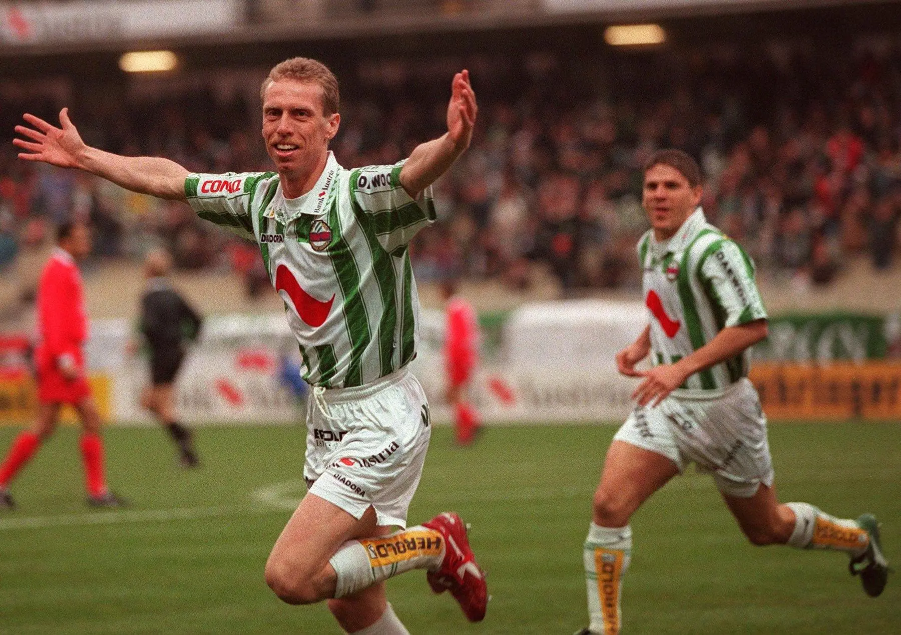 <div><span>1996 jubelte Peter Stöger für Rapid. 2013 machte er Austria zum Meister – kehrt er 2025 nach Hütteldorf zurück?</span>&#8195;<span class="figure__credits">APA / Techt</span></div>