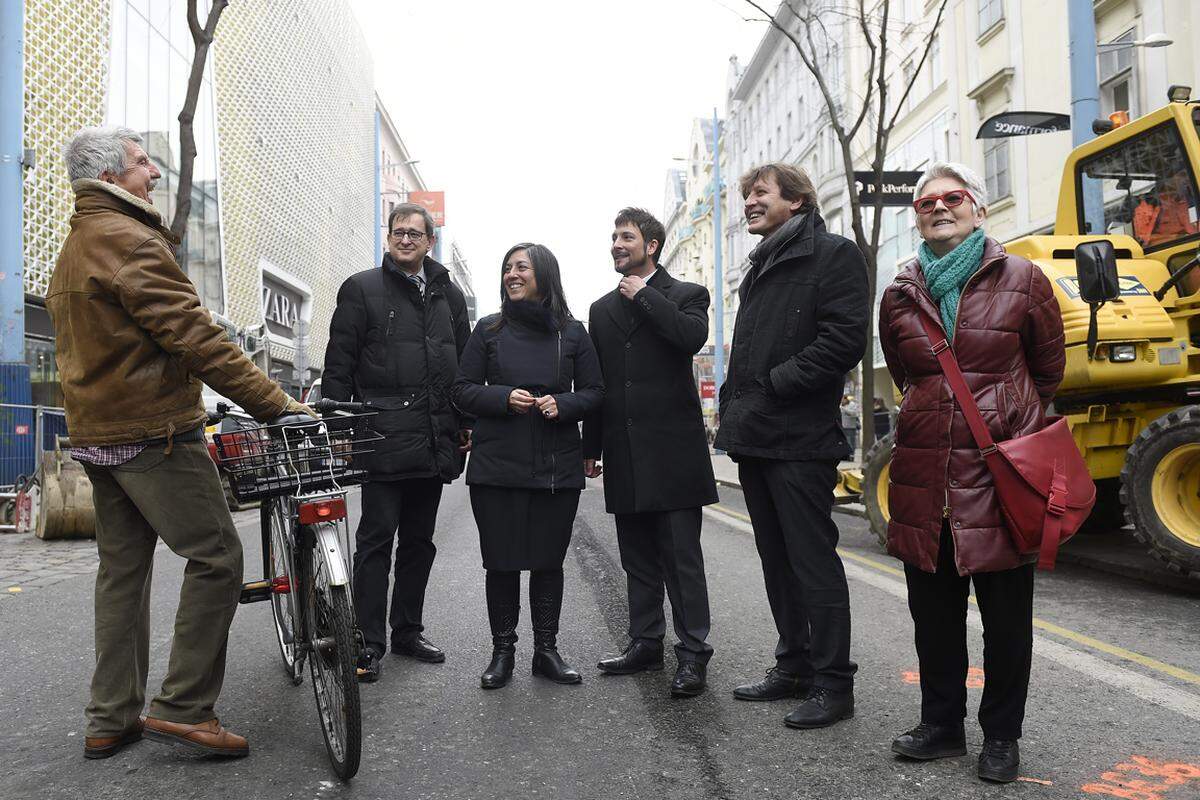 Bis spätestens Ende Juli wird die Mariahilfer Straße dann vollständig zur Fußgänger- bzw. Begegnungszone umgebaut sein.Bild: Ein Radfahrer, Projektkoordinator Peter Lux, Verkehrsstadträtin Maria Vassilakou (Grüne), Mariahilfer Bezirksvorsteher Markus Rumelhart (SPÖ), Neubauer Bezirksvorsteher Thomas Blimlinger (Grüne) und Mariahilfer Bezirksvorsteher-Stellvertreterin Susanne Jerusalem (Grüne) beim Baustart für den letzten Abschnitt.