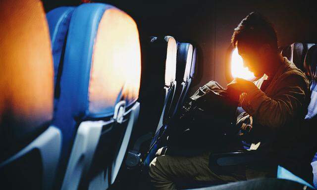 Bis man endlich im Flugzeug sitzt, hat man unter Umständen schon mehrfach abgelegt. Neuerdings auch fürs  Handgepäck bei sogenannten Billigairlines. 