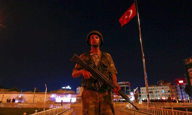 Ein rtürkischer Soldat am Freitagabend in der Nähe des Taksim-Platzes