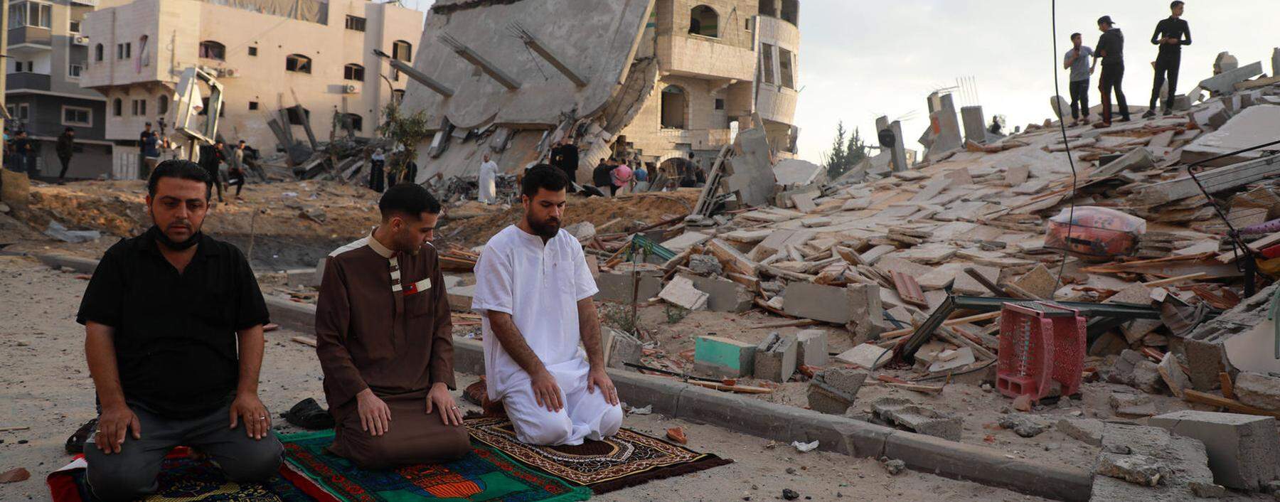 Im Gaza-Streifen begehen gläubige Muslime das Ende des Fastenmonats Ramadan in einem Trümmerhaufen. 