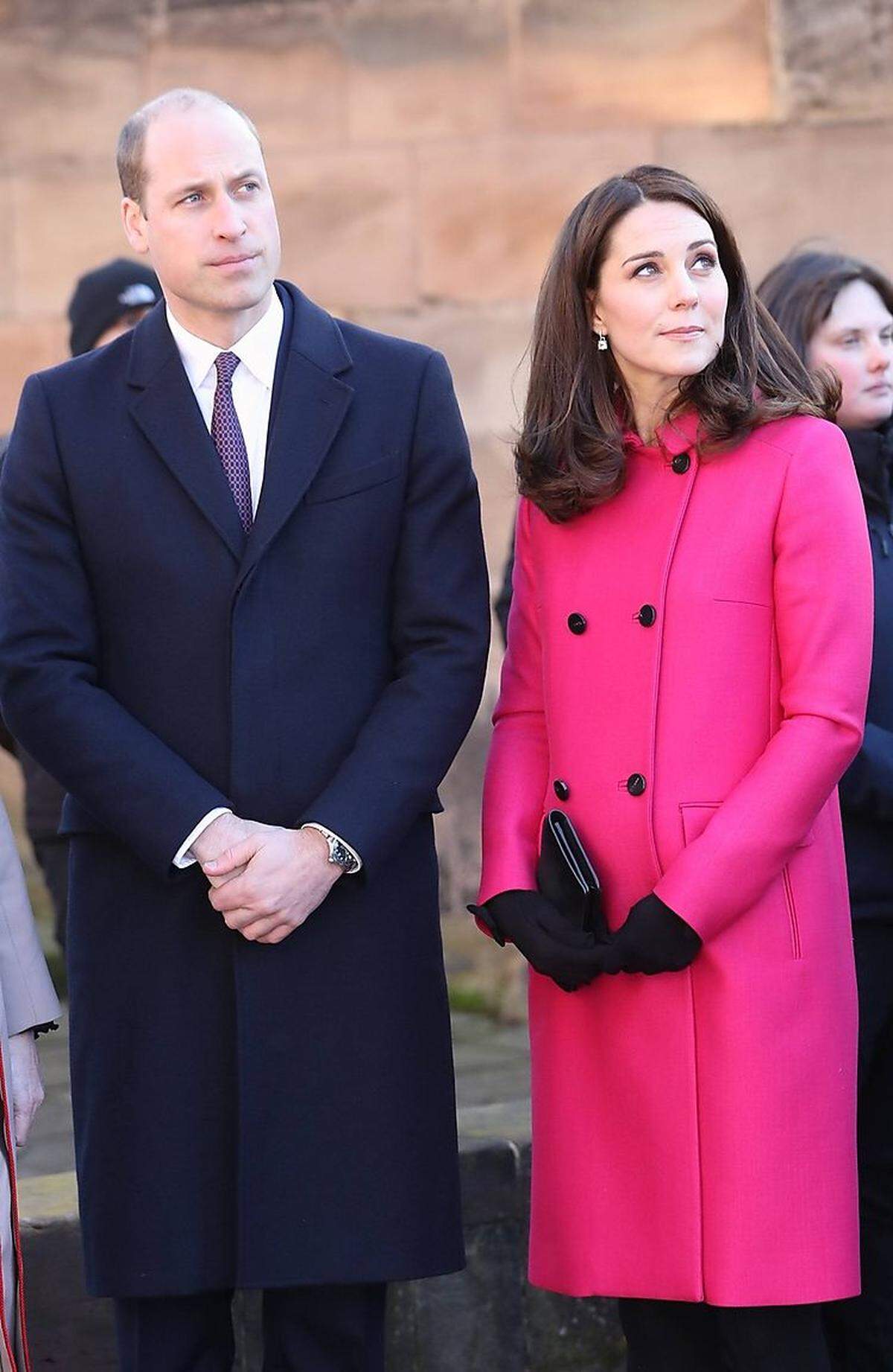 Ein weiteres Kennedy-Motiv. Die Frisur der Herzogin sitzt ähnlich gut wie einst bei Mrs Kennedy und lässt sich vom Wind nicht verunsichern. Der Mantel hielt unterdessen in strahlendem Pink dem kühlen Wetter entgegen. Kate führte das Mulberry-Teil übrigens und passenderweise das erste Mal in New York City aus - 2014 während ihrer Schwangerschaft mit Prinzessin Charlotte. (Englische Klatschblätter interpretieren die Wahl des Mantels deswegen als Kates wenig dezente Antwort auf die Mädchen-oder-Bub-Frage. Das glauben wir freilich nicht. Aber wir laden gern zur Spekulation ein.)