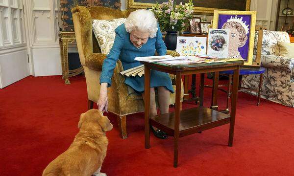 . 04/02/2022. Windsor, United Kingdom. Queen Elizabeth II is joined by one of her dogs, a Dorgi called Candy, as she vi