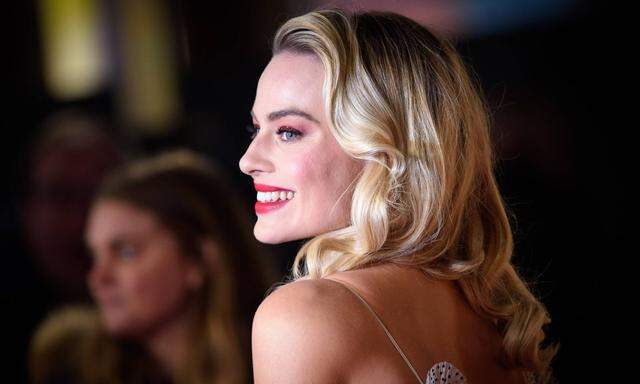 European premiere of Mary Queen of Scots London Margot Robbie attending the premiere of Mary Quee