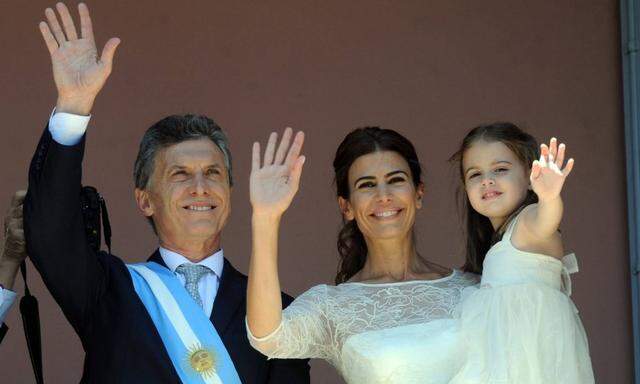 151210 BUENOS AIRES Dec 10 2015 Argentina s new President Mauricio Macri L waves with h