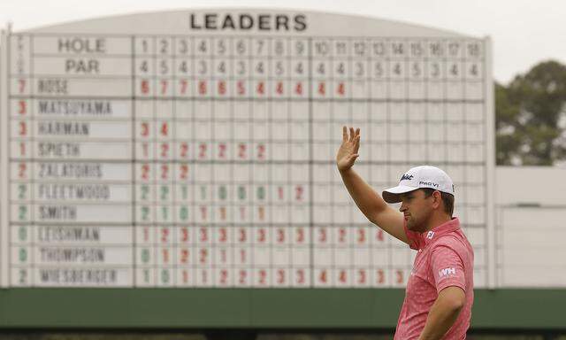 Bernd Wiesberger vor dem Leaderboard