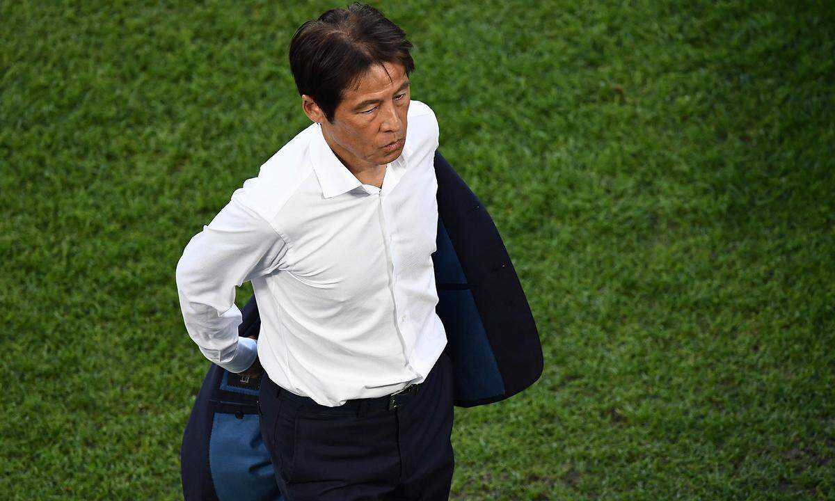 Einen ähnlich versierten Stil zeigt Japans Teamchef Akira Nishino: hemdsärmlig und trotzdem apart führt er seine "Samurai Blue" in die nächste Runde - dank Fair-Play-Wertung. Die Anzugjacke während des Spiels abzulegen, ist völlig in Ordnung. Und Humor hat der Mann auch noch: Gefragt nach seiner Strategie gegen die physisch imposanten Spieler Senegals, antwortete Nishino: "Wir haben in den letzten Tagen daran gearbeitet, dass Inui und Oshima je fünf Kilo zunehmen und fünf Zentimeter wachsen, aber das ist uns nicht gelungen."