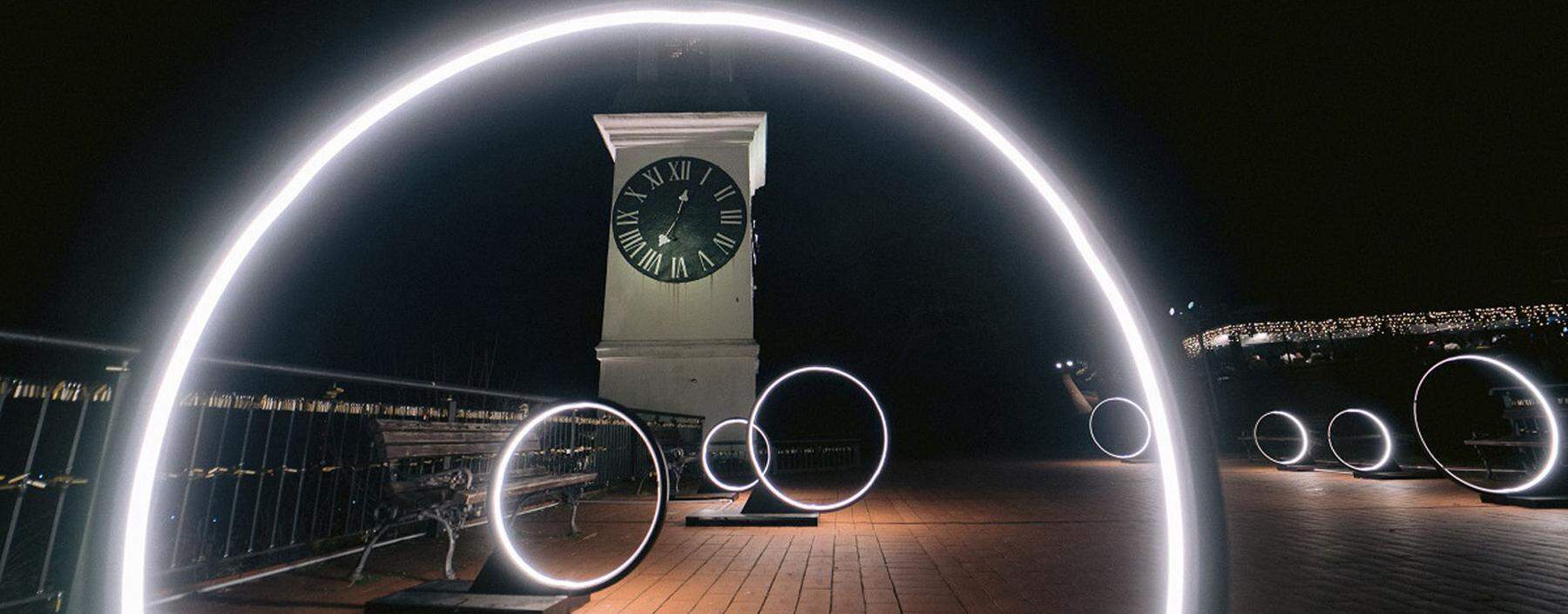 Effektvoller Auftakt zum Kulturhauptstadtjahr: Unzählige Lichtinstallationen waren zu Silvester in Novi Sad zu erleben, Musiker spielten dazu.