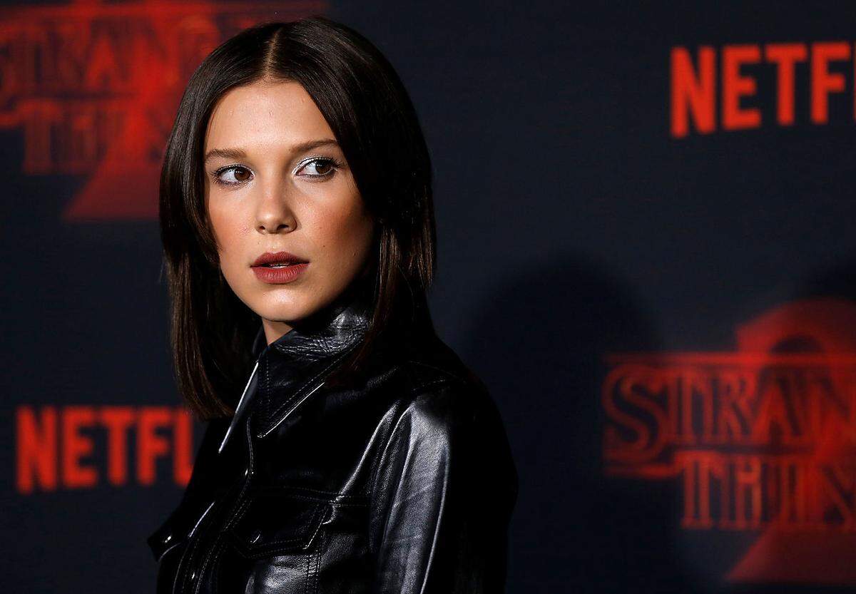 Tatsächlich begannen sich mehr Leute diese Frage zu stellen, als Brown stark geschminkt, mit Perücke und mit glattem Look (und erneut mit übertrieben laszivem Posing) zur Premiere der neuen "Stranger Things"-Staffel kam.