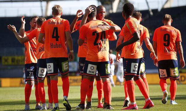 Archivbild vom Match gegen Sturm Graz. Ein Hartberger Fußball-Profi wurde positiv auf das Coronavirus getestet.