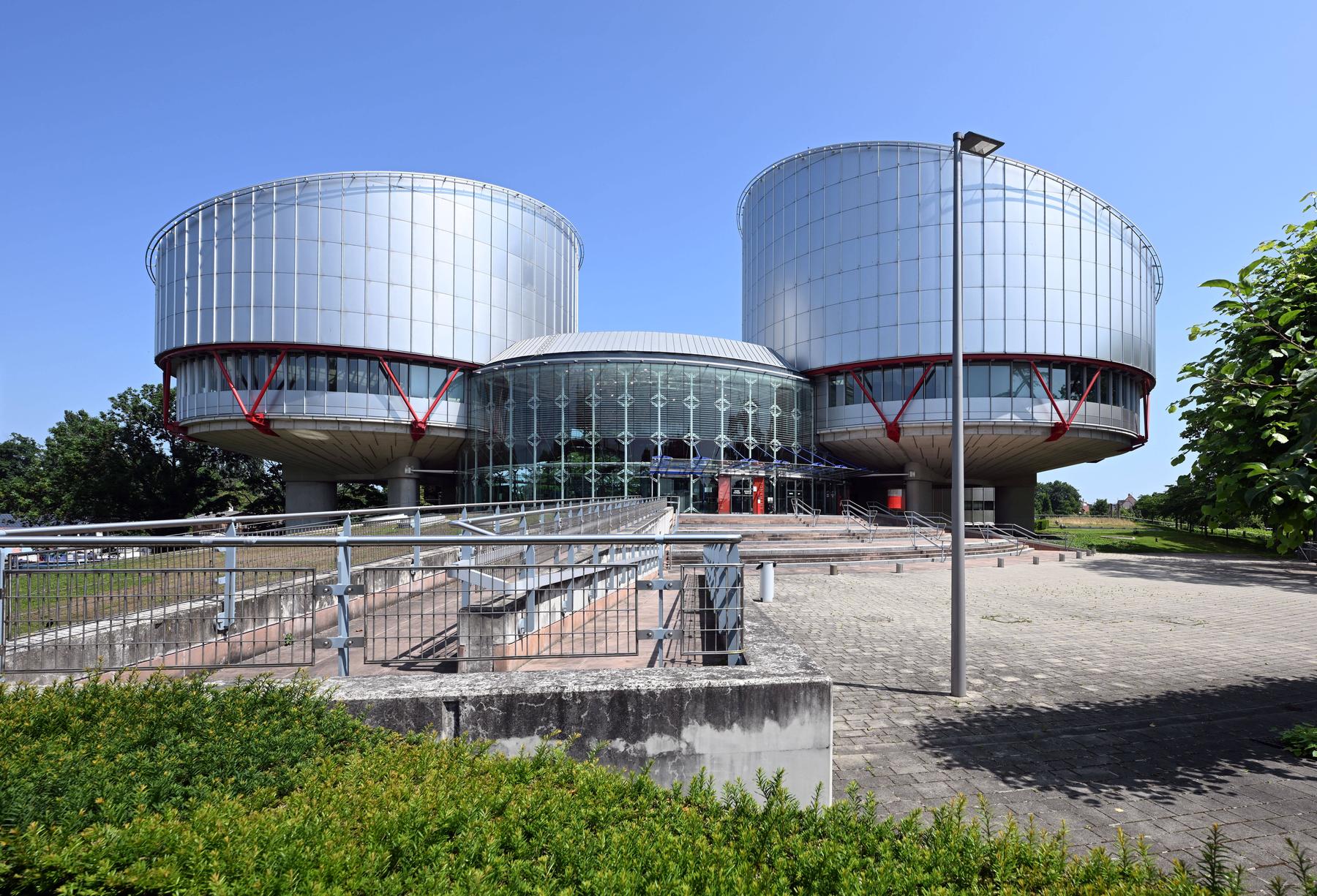 ESČP ponovno ustavil izgon Sirijca, Kickl kritičen do odločitve