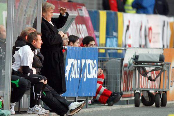 ... in dem er auch das Spiel coachte. Die 0:6-Pleite war sein letztes Spiel als Pasching-Trainer. Pasching-Präsident Nussbaumer fand die Aktion alles andere als witzig und feuerte Pinter.