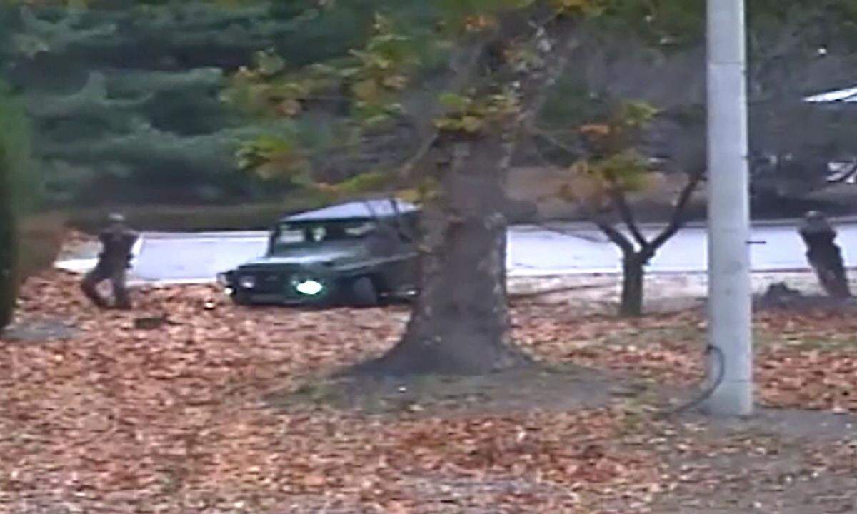 Angehörige des nordkoreanischen Militärs verfolgen den Deserteur und feuern Schüsse auf ihn ab.