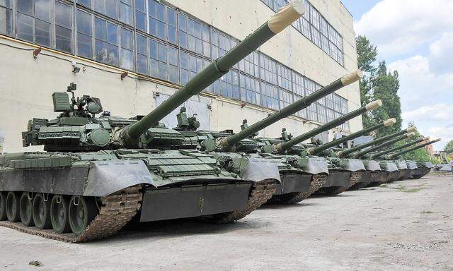 AKTUELLES ZEITGESCHEHEN Fotostory Panzer Werkstatt in Kharkiv Malyshev Fabrik Modernized T 80 tan