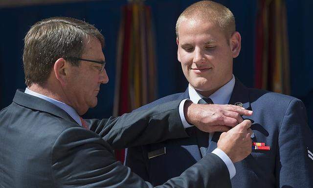 Spencer Stone (re.) erhielt von US-Verteidigungsminister Ashton Carter eine hohe Auszeichnung für seine Courage in dem Thalys-Zug.