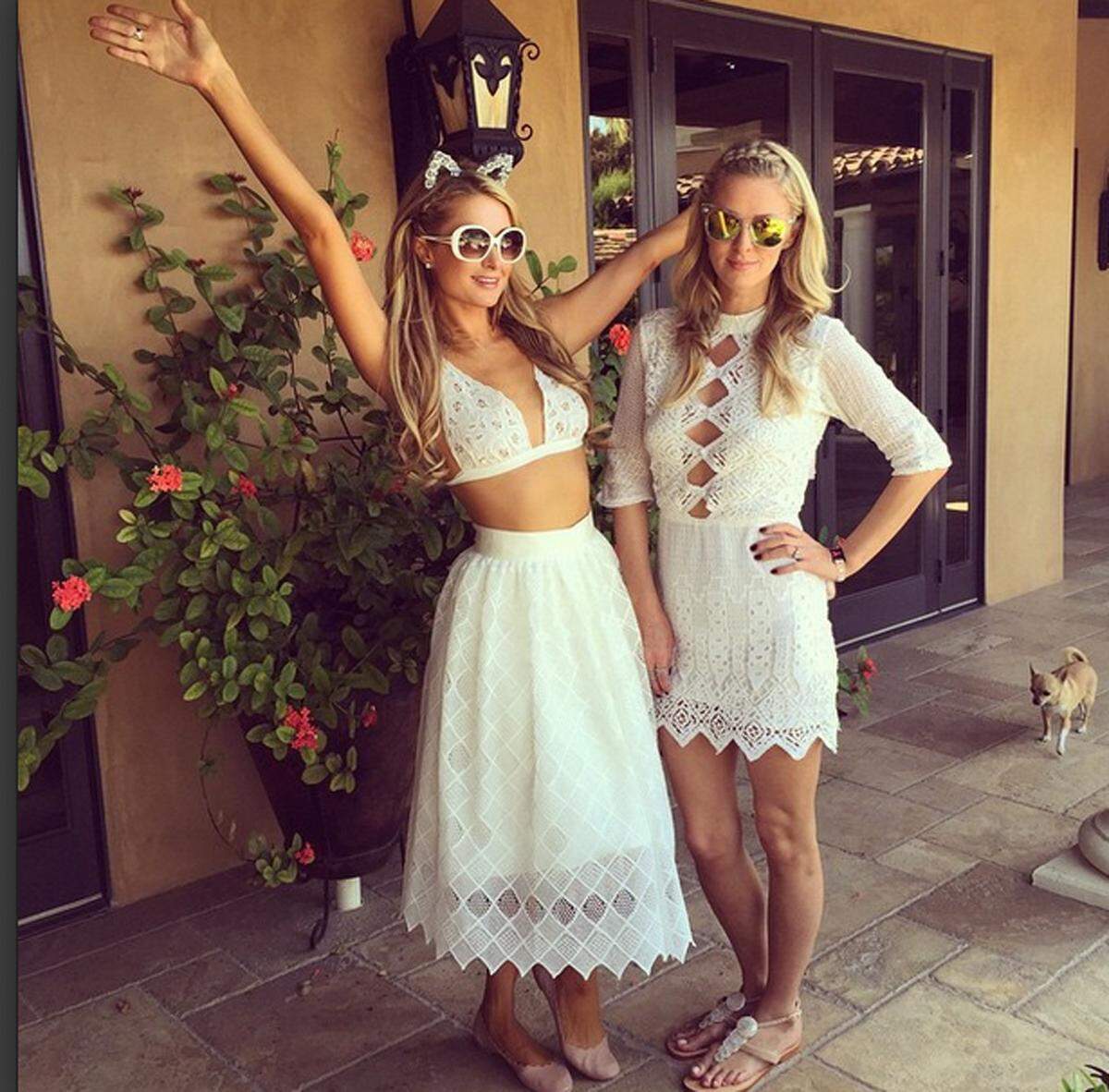 Paris Hilton war auch als DJane aktiv, mit Schwester Nicky zeigte sie sich in weißer Spitze.