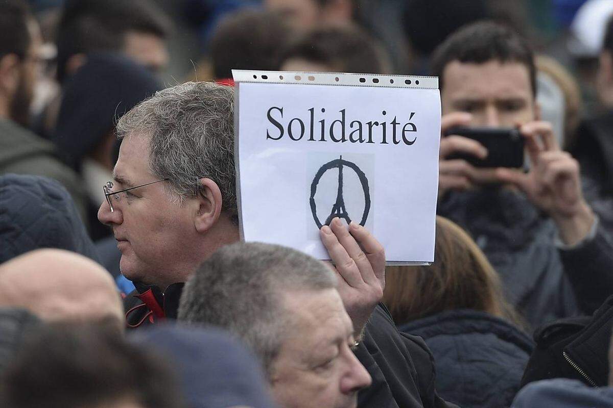 Auch in Dublin gingen Menschen am Samstag auf die Straßen. "Solidarité", Solidarität für die Opfer, bekundeten auch sie - mit dem Zeichen des Eiffelturms.