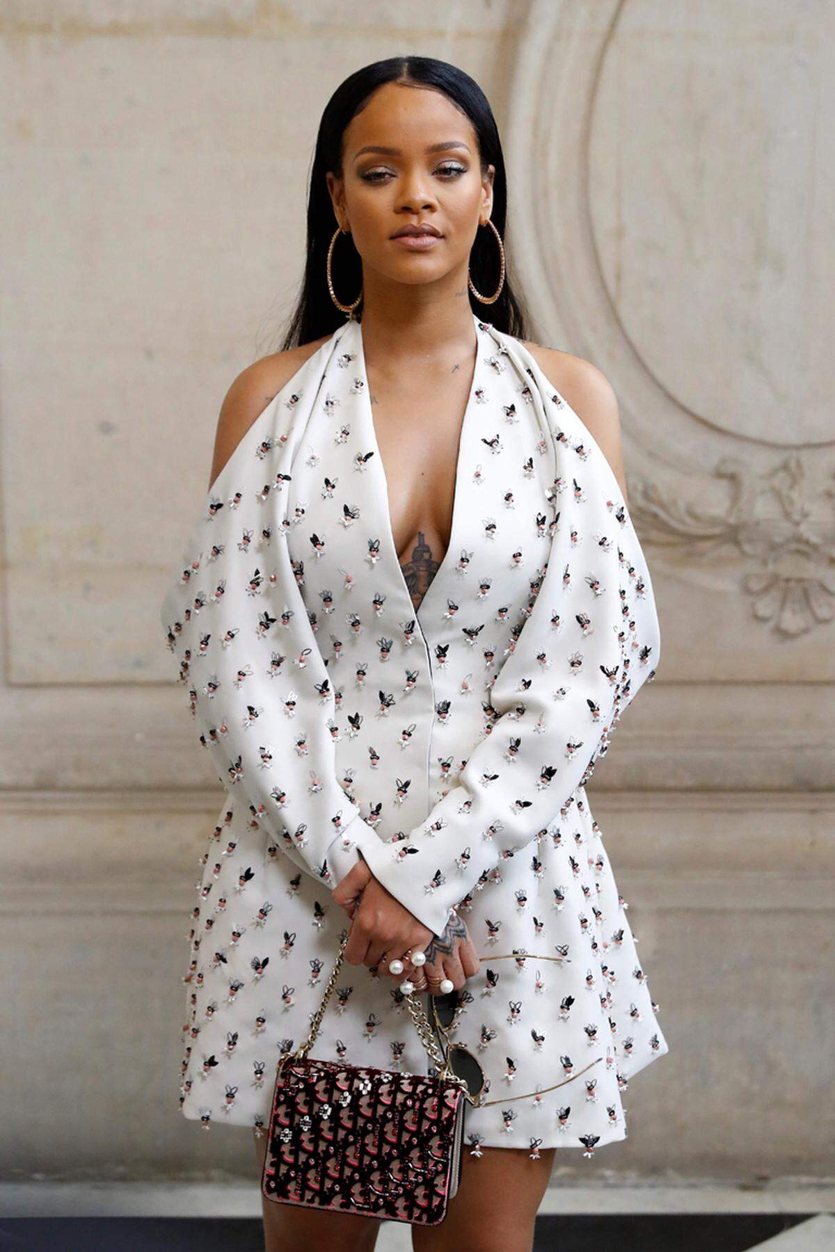Rihanna, die für Puma ihren Auftritt als Designerin bereits hinter sich hatte, nahm neben dem Topmodel Platz.