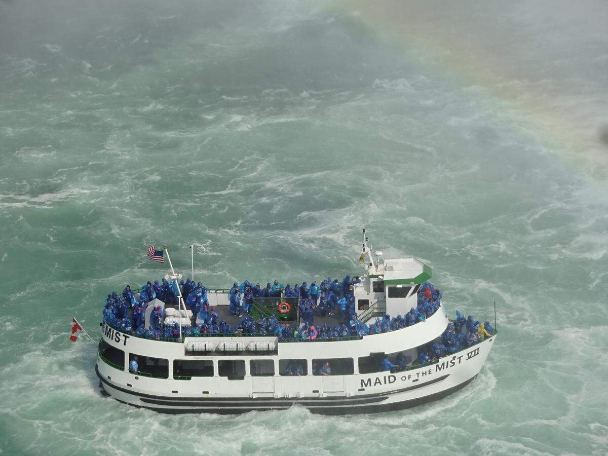 „Maid of the Mist“ – so heißt die 20-minütige Bootstour in den Gischtbereich der Fälle. Eine recht raue Unternehmung, die Besucher seit 1846 machen. Alle diese Schiffe heißen ebenfalls „Maid of the Mist“ mit einer römischen Ordnungszahl anschließend.