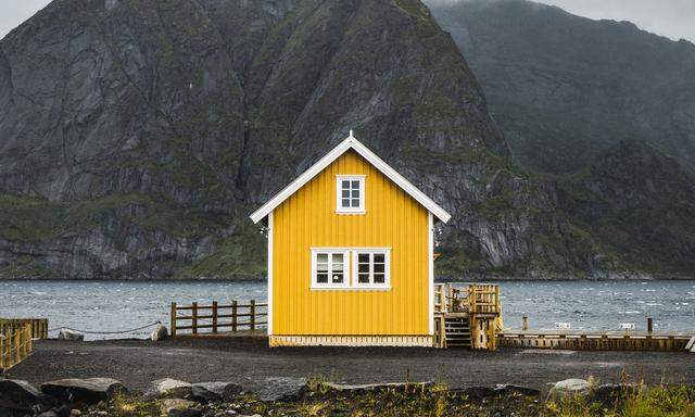Abgelegenes Haus in der norwegischen Region Lofoten.