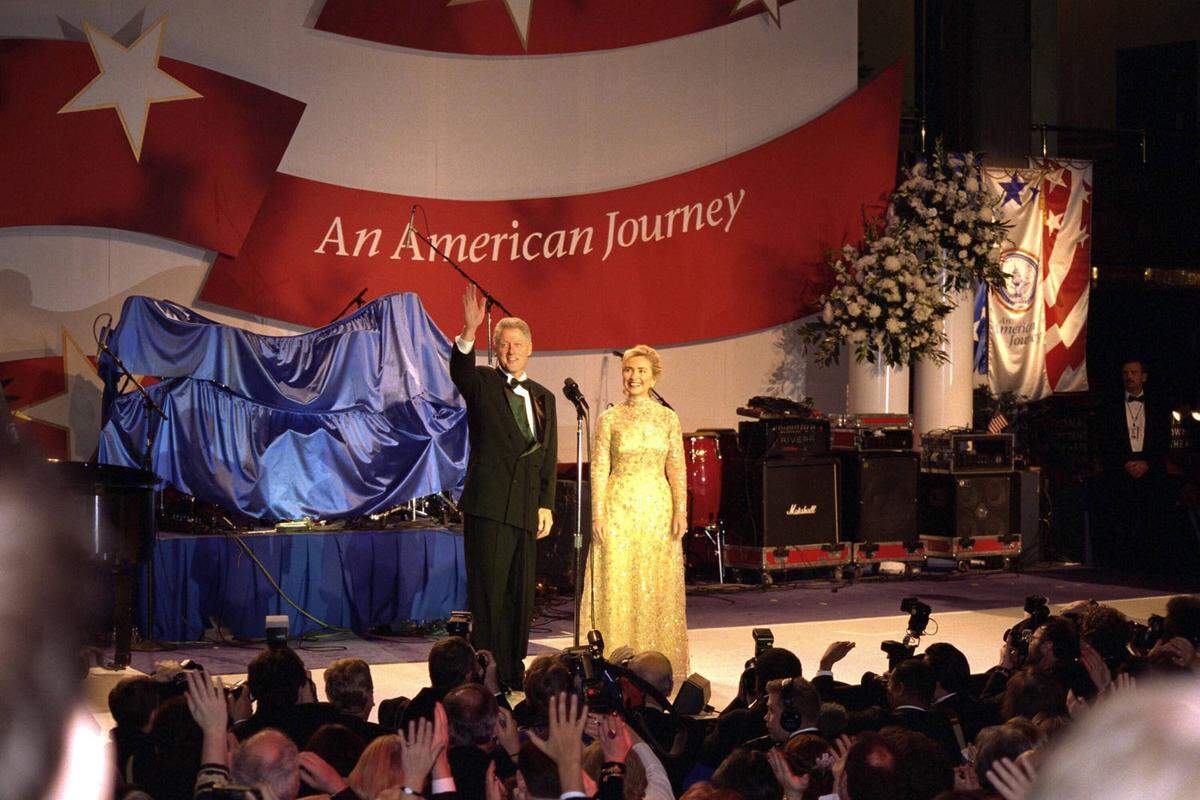 In einer goldenen Robe von Oscar de la Renta feierte sie die zweite Amtszeit ihres Mannes beim Inaugural Ball.